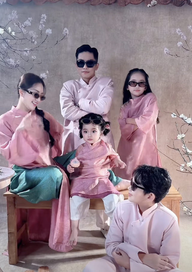 Gia đình Khánh Thi - Phan Hiển gây "sốt" với bộ ảnh Tết cực chất, bé Lisa xinh yêu như thiên thần chiếm trọn "spotlight"- Ảnh 1. Gia đình Khánh Thi - Phan Hiển gây "sốt" với bộ ảnh Tết cực chất, bé Lisa xinh yêu như thiên thần chiếm trọn "spotlight"- Ảnh 1.