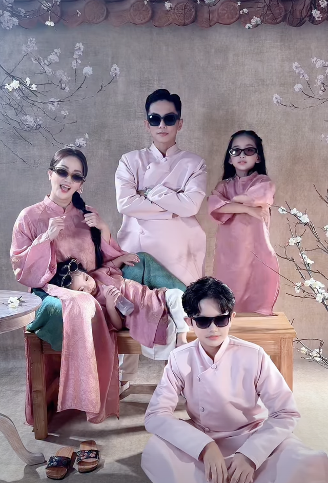 Gia đình Khánh Thi - Phan Hiển gây "sốt" với bộ ảnh Tết cực chất, bé Lisa xinh yêu như thiên thần chiếm trọn "spotlight"- Ảnh 2. Gia đình Khánh Thi - Phan Hiển gây "sốt" với bộ ảnh Tết cực chất, bé Lisa xinh yêu như thiên thần chiếm trọn "spotlight"- Ảnh 2.