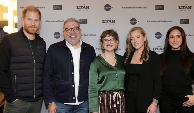 Sự thật đằng sau cái nắm tay hờ hững của Meghan bên cạnh Harry- Ảnh 1.