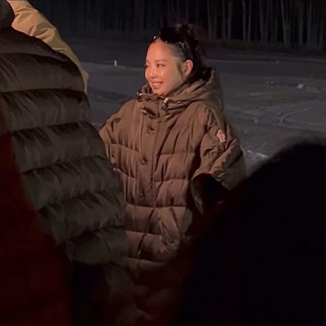 Jennie kín bưng tới sự kiện, netizen phán “lùn thấy cưng”- Ảnh 4.