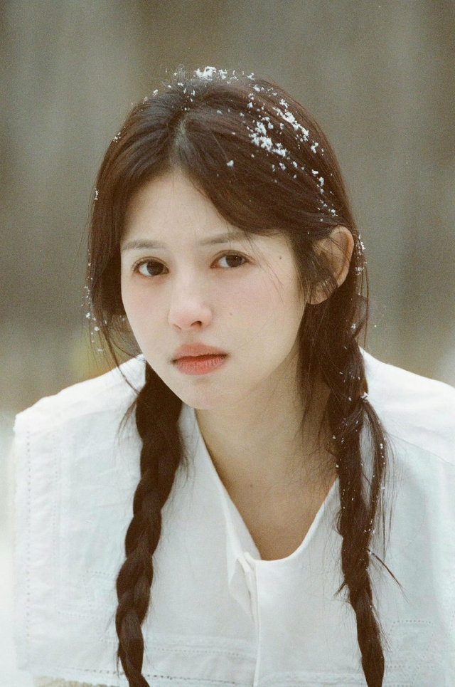 Không phân biệt nổi đây là người thật hay tiên tử trong tranh: Nhan sắc thượng hạng ngàn sao, ăn gì đẹp thế hả trời- Ảnh 1.