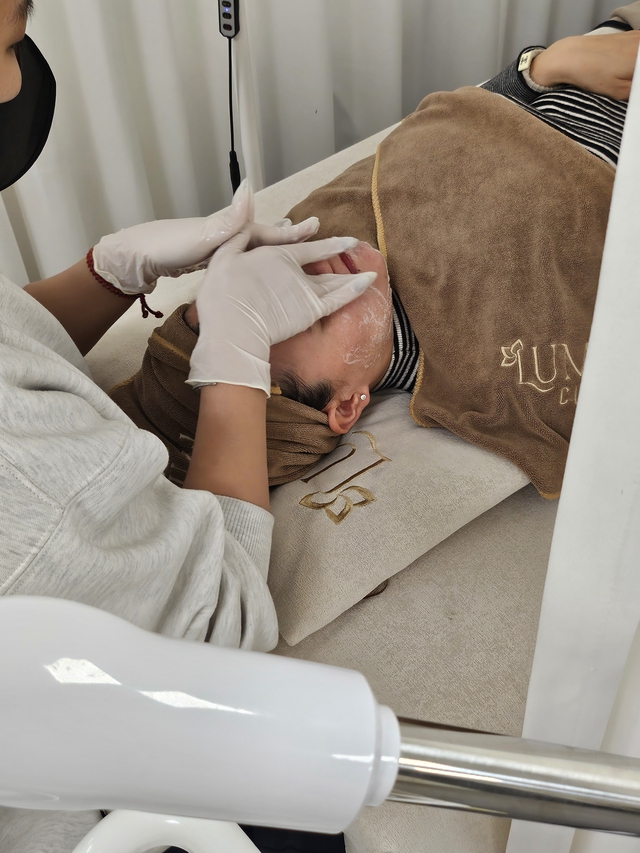 Điều trị mụn ẩn tuổi 36: Khi tôi chọn giải pháp da liễu thay vì tự xử tại nhà- Ảnh 5.