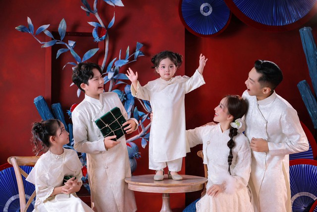 Khung hình toàn cực phẩm nhà Khánh Thi - Phan Hiển: Bé Kubi xuất sắc, Anna và Lisa gây sốt vì quá đáng yêu- Ảnh 3.