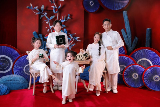 Khung hình toàn cực phẩm nhà Khánh Thi - Phan Hiển: Bé Kubi xuất sắc, Anna và Lisa gây sốt vì quá đáng yêu- Ảnh 2.