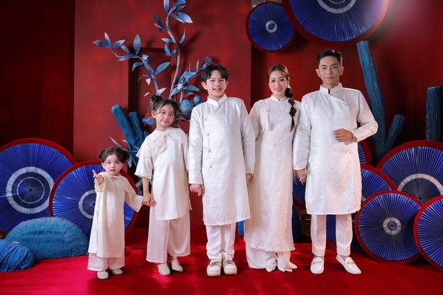 Khung hình toàn cực phẩm nhà Khánh Thi - Phan Hiển: Bé Kubi xuất sắc, Anna và Lisa gây sốt vì quá đáng yêu- Ảnh 1.