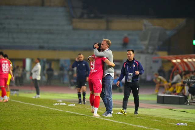 Đình Bắc lắc người ghi bàn đẳng cấp ngay sau khi gây sốt ở WeChoice Awards- Ảnh 2.