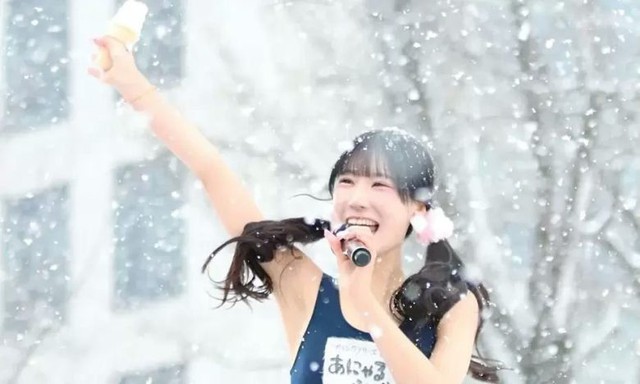 Nhóm idol gây sốc khi lột đồ, mặc bikini biểu diễn giữa tuyết rơi -10°C- Ảnh 2.