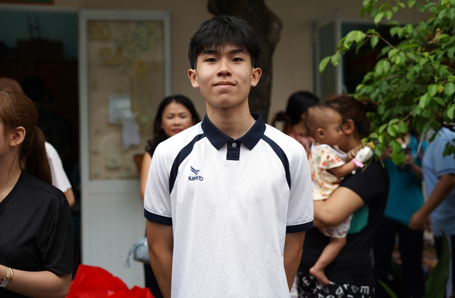 Tài năng nhí pickleball gây sốt khi đấu giá vợt được hơn trăm triệu, tặng các bệnh nhi ăn Tết - Ảnh 1.