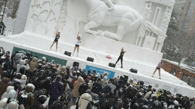 Nhóm idol gây sốc khi lột đồ, mặc bikini biểu diễn giữa tuyết rơi -10°C- Ảnh 3.