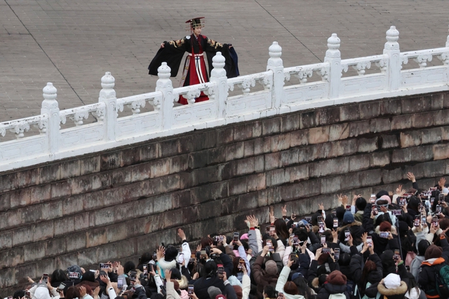 Chưa từng có ở showbiz: 20.000 người vây kín cung điện để gặp thảm họa cổ trang góc nào cũng xấu- Ảnh 2.