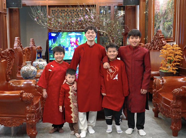 Dụi mắt không nhận ra Văn Toàn, rời sân cỏ là "lên đồ" cực bảnh, chiếm trọn spotlight tại sự kiện thời trang  - Ảnh 2.