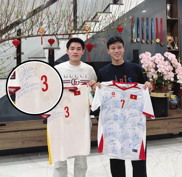 Đình Bắc ghé nhà Quế Ngọc Hải chúc tết, tặng món quà gì mà khiến dân tình xôn xao?- Ảnh 2.