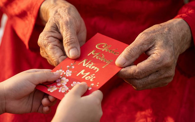 C&ugrave;ng l&agrave; ch&aacute;u, b&agrave; ngoại mừng tuổi 28 triệu đồng, b&agrave; nội 700.000 đồng: Sự ch&ecirc;nh lệch l&igrave; x&igrave; l&agrave;m tổn thương ai? - Ảnh 1.