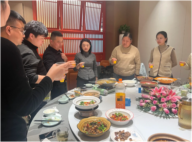 Shipper mời cả dãy trọ đi ăn tiệc buffet 1,3 triệu /người rồi xin nghỉ việc luôn: Chuyện xảy ra trước Tết gây xôn xao - Ảnh 1.