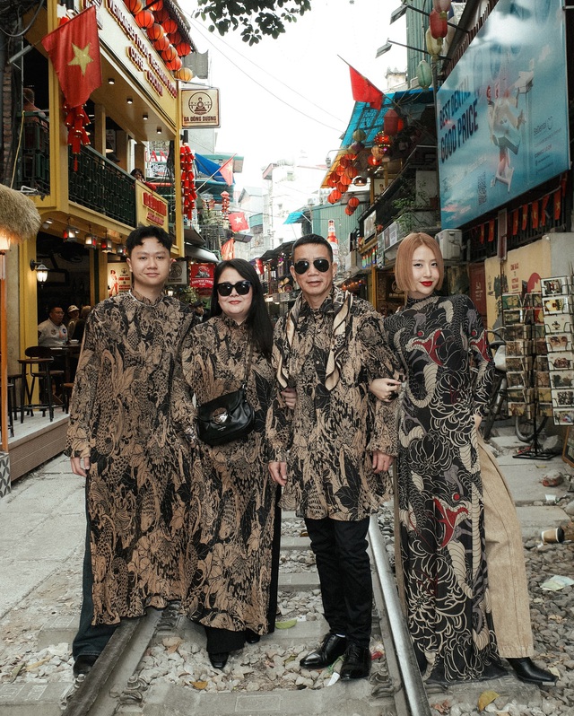 Hoảng với áo dài "hổ báo" của Minh Tú trên thảm đỏ Thỏ Ơi- Ảnh 6.