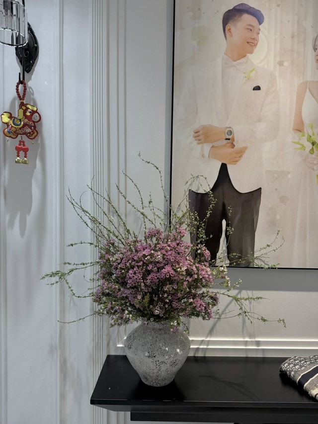 Vợ Thành Chung khoe khéo biệt thự lộng lẫy ngày Tết: Chồng lo dọn dẹp, vợ trổ tài nữ công gia chánh điểm 10 - Ảnh 1.