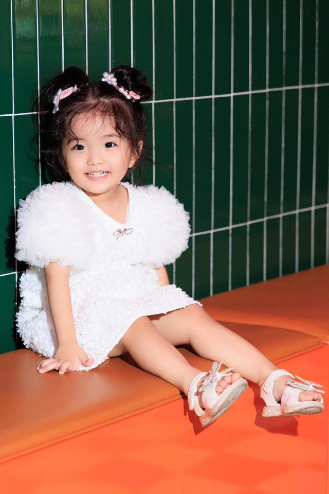 Anna và Lisa nhà Khánh Thi - Phan Hiển cứ xuất hiện là viral khắp cõi mạng: Nhan sắc chuẩn "tiểu mỹ nhân" tương lai - Ảnh 3.