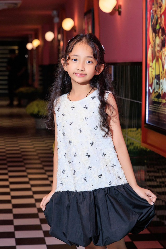 Anna và Lisa nhà Khánh Thi - Phan Hiển cứ xuất hiện là viral khắp cõi mạng: Nhan sắc chuẩn "tiểu mỹ nhân" tương lai - Ảnh 2.