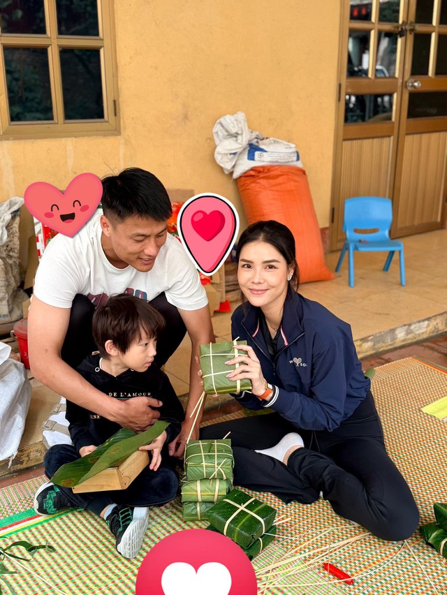 Mạc Hồng Quân - Kỳ Hân về quê gói bánh chưng rộn ràng, nhìn là thấy Tết: Nàng WAG mặt mộc vẫn chiếm "spotlight"  - Ảnh 1.