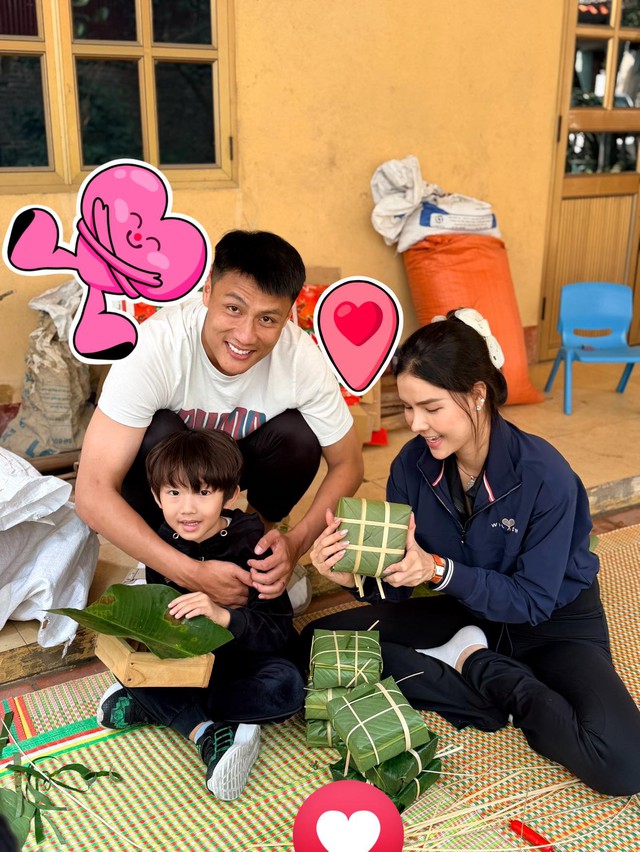 Mạc Hồng Quân - Kỳ Hân về quê gói bánh chưng rộn ràng, nhìn là thấy Tết: Nàng WAG mặt mộc vẫn chiếm "spotlight"  - Ảnh 2.