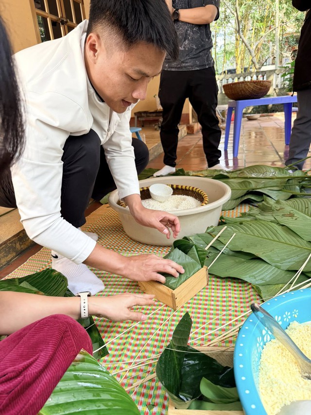 Mạc Hồng Quân - Kỳ Hân về quê gói bánh chưng rộn ràng, nhìn là thấy Tết: Nàng WAG mặt mộc vẫn chiếm "spotlight"  - Ảnh 4.