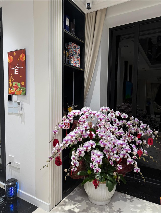 Vợ Thành Chung khoe khéo biệt thự lộng lẫy ngày Tết: Chồng lo dọn dẹp, vợ trổ tài nữ công gia chánh điểm 10 - Ảnh 2.