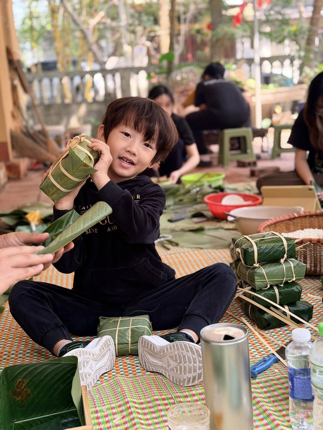 Mạc Hồng Quân - Kỳ Hân về quê gói bánh chưng rộn ràng, nhìn là thấy Tết: Nàng WAG mặt mộc vẫn chiếm "spotlight"  - Ảnh 3.