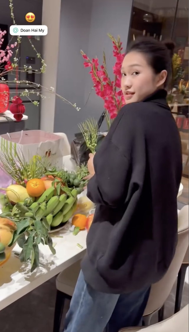 Xả vai "tiểu thư Hà thành", Doãn Hải My giản dị cùng Văn Hậu đưa con về quê gói bánh chưng ăn Tết  - Ảnh 2.