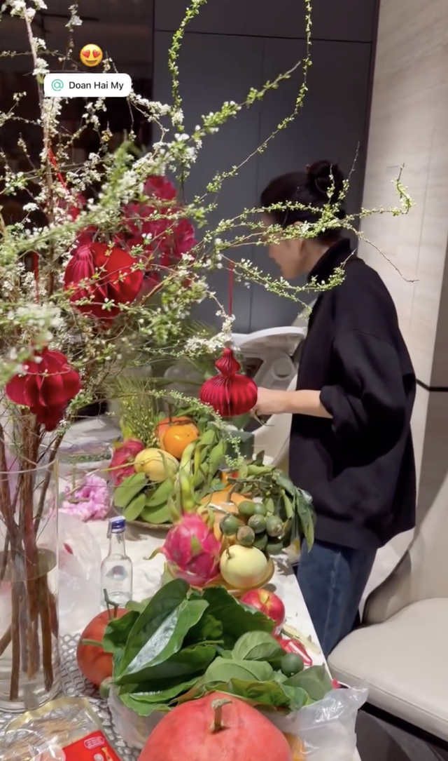 Xả vai "tiểu thư Hà thành", Doãn Hải My giản dị cùng Văn Hậu đưa con về quê gói bánh chưng ăn Tết  - Ảnh 3.