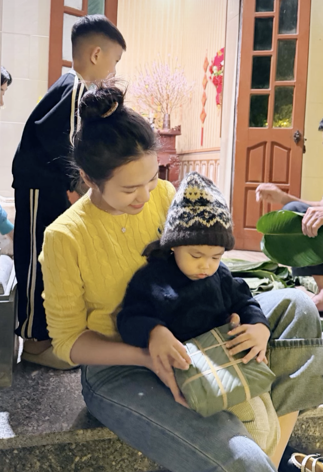Xả vai "tiểu thư Hà thành", Doãn Hải My giản dị cùng Văn Hậu đưa con về quê gói bánh chưng ăn Tết  - Ảnh 1.
