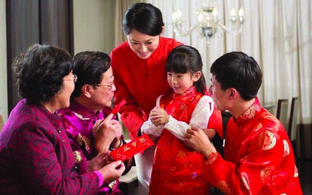 Tiền lì xì của trẻ nên đưa vào đêm Giao thừa hay mùng 1? Thực ra có nhiều điều cần lưu ý - Ảnh 2.