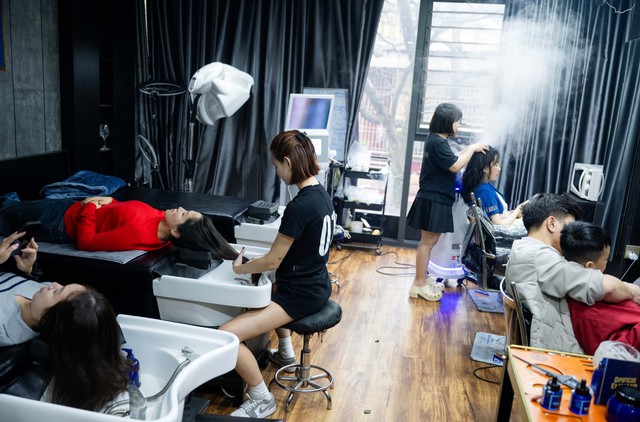 Salon tóc ngày 28 Tết: Khách xếp hàng nườm nượp, thợ làm hết công suất, kín lịch đến khuya- Ảnh 3.