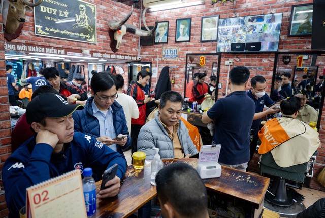 Salon tóc ngày 28 Tết: Khách xếp hàng nườm nượp, thợ làm hết công suất, kín lịch đến khuya- Ảnh 2.