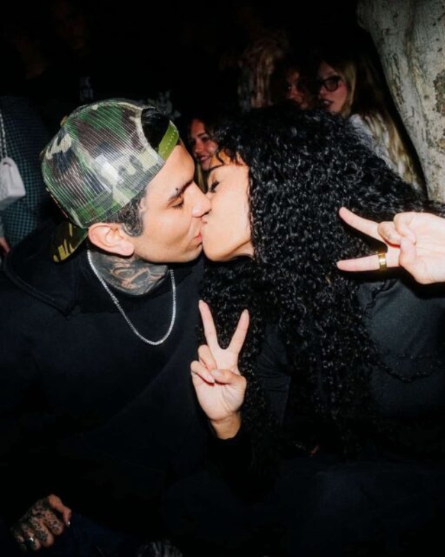 Hot nhất 28 Tết: Nữ ca sĩ gen Z hôn bạn trai nồng nàn cháy bỏng, thái độ quay ngoắt sau đó mới đáng bàn- Ảnh 1.