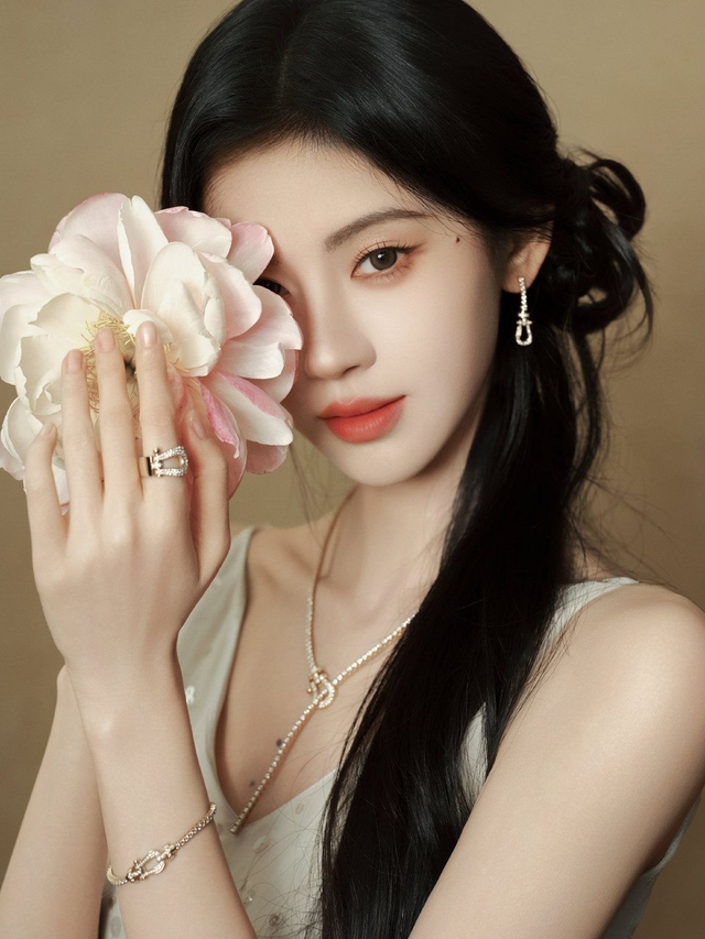 Khen mỹ nhân này đẹp nhất Tết 2026 có quá không trời: Visual nét căng đã con mắt, ngắm xong may mắn cả năm- Ảnh 4.