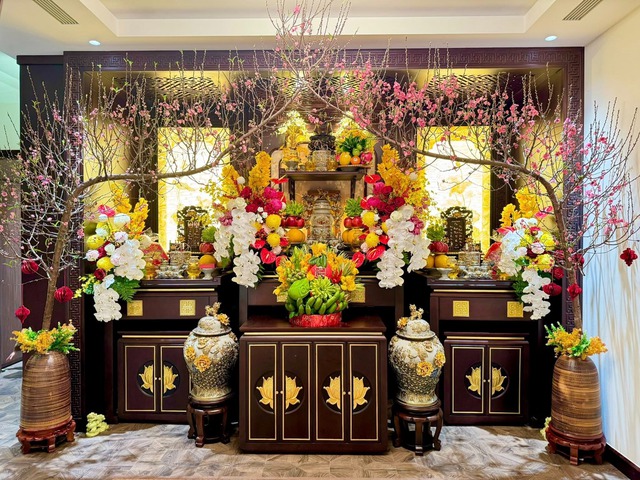 Mùng 1 Tết ngắm ban thờ gia tiên đẹp chấn động: Đúng lễ nghi chuẩn phong thuỷ, cả cõi mạng cùng trầm trồ- Ảnh 1.