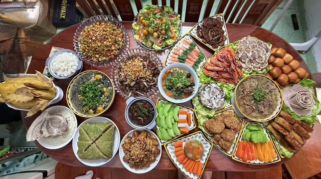 Mâm cơm tất niên "khét" nhất MXH hôm nay: 22 món, có cả món sắp thất truyền- Ảnh 1.
