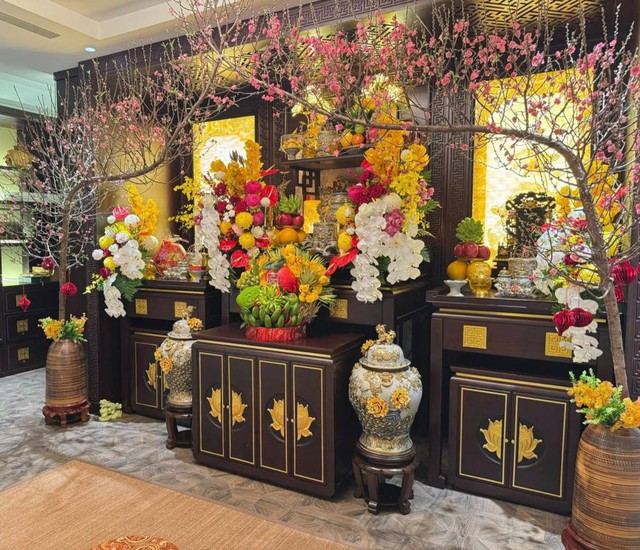 Mùng 1 Tết ngắm ban thờ gia tiên đẹp chấn động: Đúng lễ nghi chuẩn phong thuỷ, cả cõi mạng cùng trầm trồ- Ảnh 2.