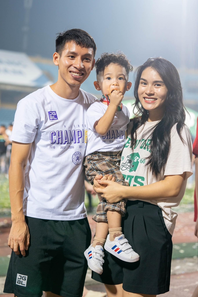 "Vuýp" nhất đêm Giao thừa: Tuyển thủ Việt Nam khoe biệt thự chục tỷ mới tậu, quà tết là con gái mới chào đời - Ảnh 4.