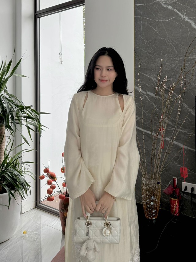 Cận cảnh ban thờ Tết "đủ đầy, sang xịn" trong căn biệt thự của vợ chồng Thành Chung - Ngô Tố Uyên - Ảnh 5.