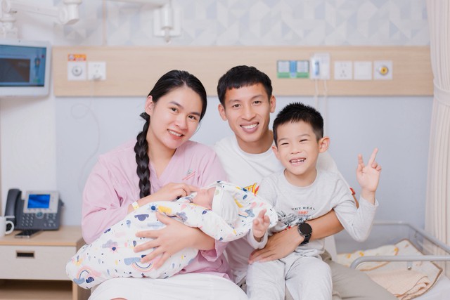 "Vuýp" nhất đêm Giao thừa: Tuyển thủ Việt Nam khoe biệt thự chục tỷ mới tậu, quà tết là con gái mới chào đời - Ảnh 5.