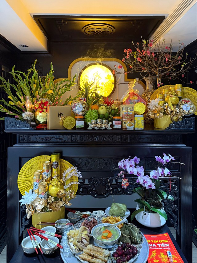 Cận cảnh ban thờ Tết "đủ đầy, sang xịn" trong căn biệt thự của vợ chồng Thành Chung - Ngô Tố Uyên - Ảnh 2.