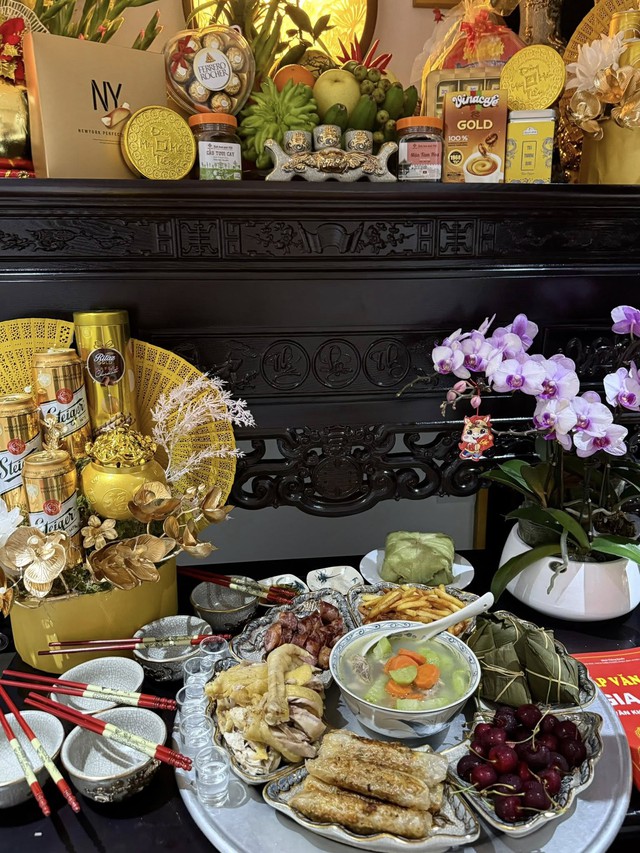 Cận cảnh ban thờ Tết "đủ đầy, sang xịn" trong căn biệt thự của vợ chồng Thành Chung - Ngô Tố Uyên - Ảnh 4.