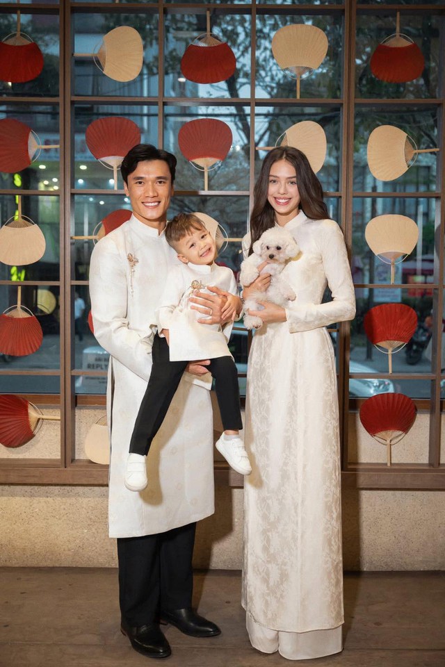 Gia đình Bùi Tiến Dũng và vợ mẫu tây diện áo dài đón Tết: Visual sáng bừng, cả nhà ai cũng cực phẩm- Ảnh 1.