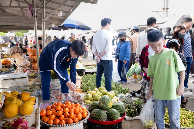 Cao Văn Bình: "Tôi chưa nghĩ đến chuyện lấy vợ, Tết này vẫn thích bánh chưng và giúp mẹ bán hoa quả đắt hàng"- Ảnh 2.