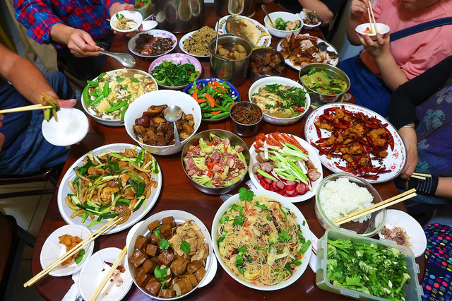 Cảnh b&aacute;o: 1 th&oacute;i quen ng&agrave;y Tết nh&agrave; n&agrave;o cũng l&agrave;m c&oacute; thể l&agrave;m tăng 30% nguy cơ vi&ecirc;m dạ d&agrave;y ruột- Ảnh 1.