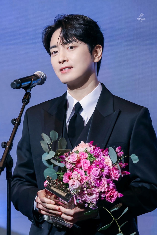 Mỹ nam đóng cùng lúc 2 phim Hàn đang cực hot: Hậu duệ hoàng tộc “hàng real”, cao quý từ phim đến đời- Ảnh 3.