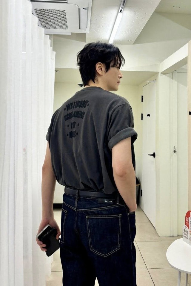 Mỹ nam đóng cùng lúc 2 phim Hàn đang cực hot: Hậu duệ hoàng tộc “hàng real”, cao quý từ phim đến đời- Ảnh 10.