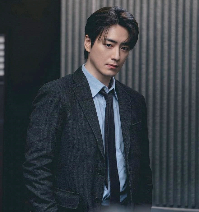 Mỹ nam đóng cùng lúc 2 phim Hàn đang cực hot: Hậu duệ hoàng tộc “hàng real”, cao quý từ phim đến đời- Ảnh 2.