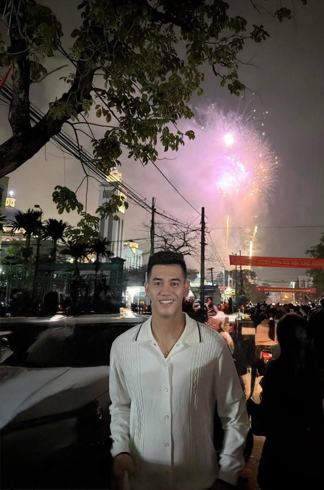 Sao bóng đá Việt đón Tết 2026: Văn Toàn khoe pháo hoa bên biệt thự, Quế Ngọc Hải gửi lời chúc ngọt ngào đến vợ - Ảnh 2.